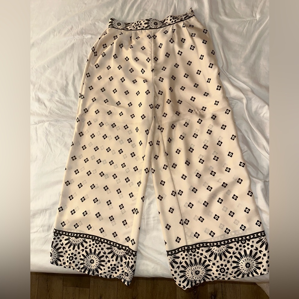 H&M Women’s flare pants multi/cream 6
